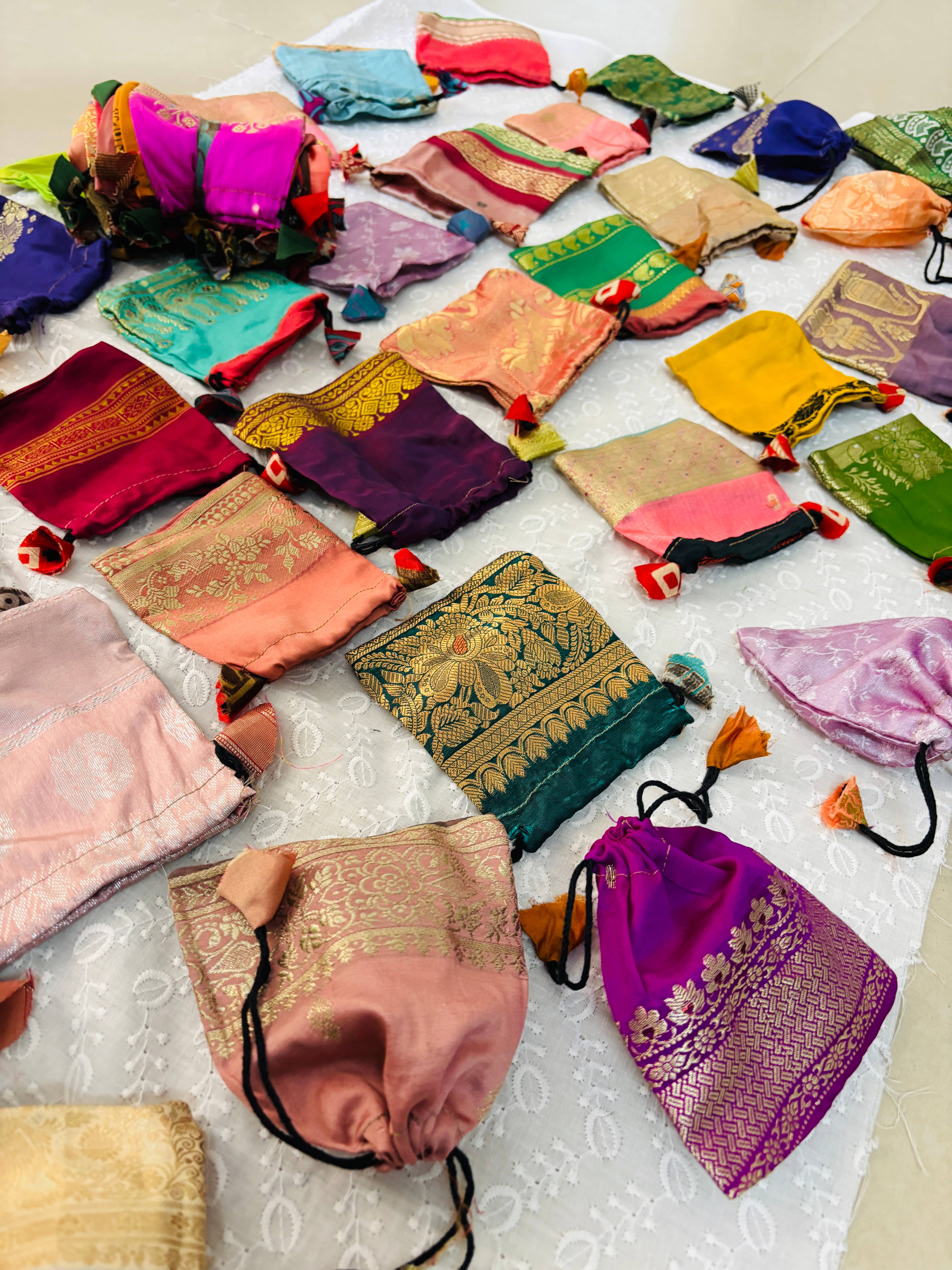 Meghcraft - Vente Set de pochettes cadeaux - Pochettes à cordon en soie indienne - Sac cadeau en satin 10 x 10 cm5