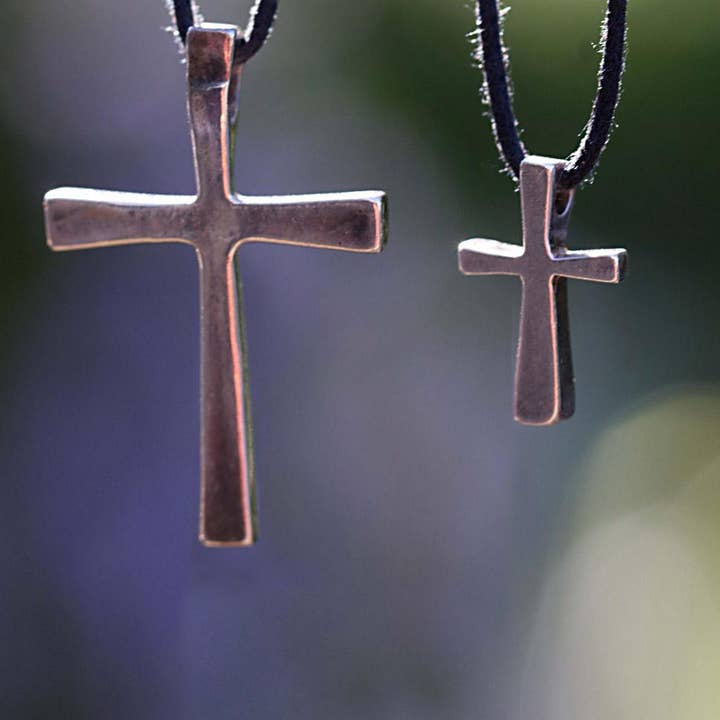 Collier à pendentif en bronze Delicate Cross Peace sur cordon ajustable en fibre naturelle pour la vente par From War to Peace