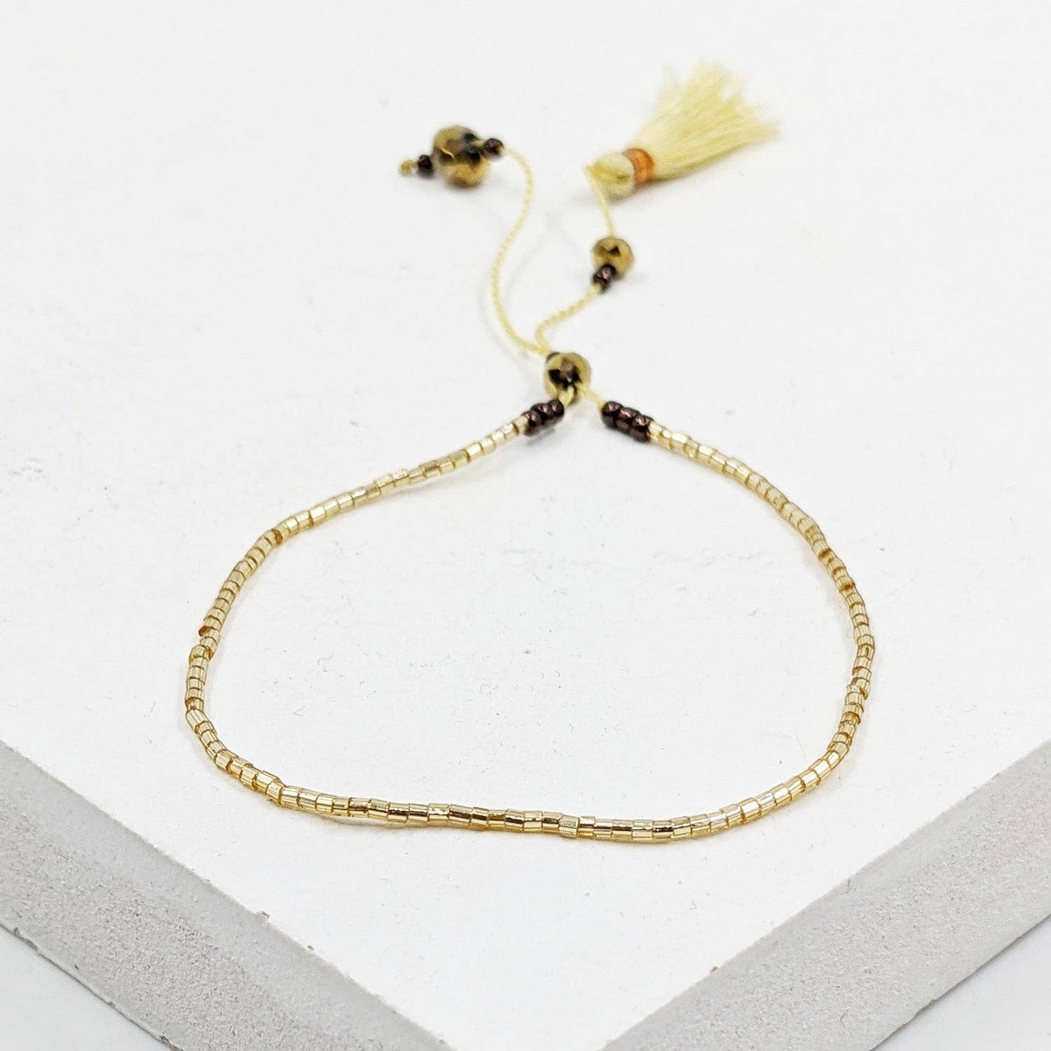 Tempest Designs - Venta al por mayor Pulsera de cuentas - Pulsera de amistad estilo delicado con cuentas de semillas japonesas y borla.0