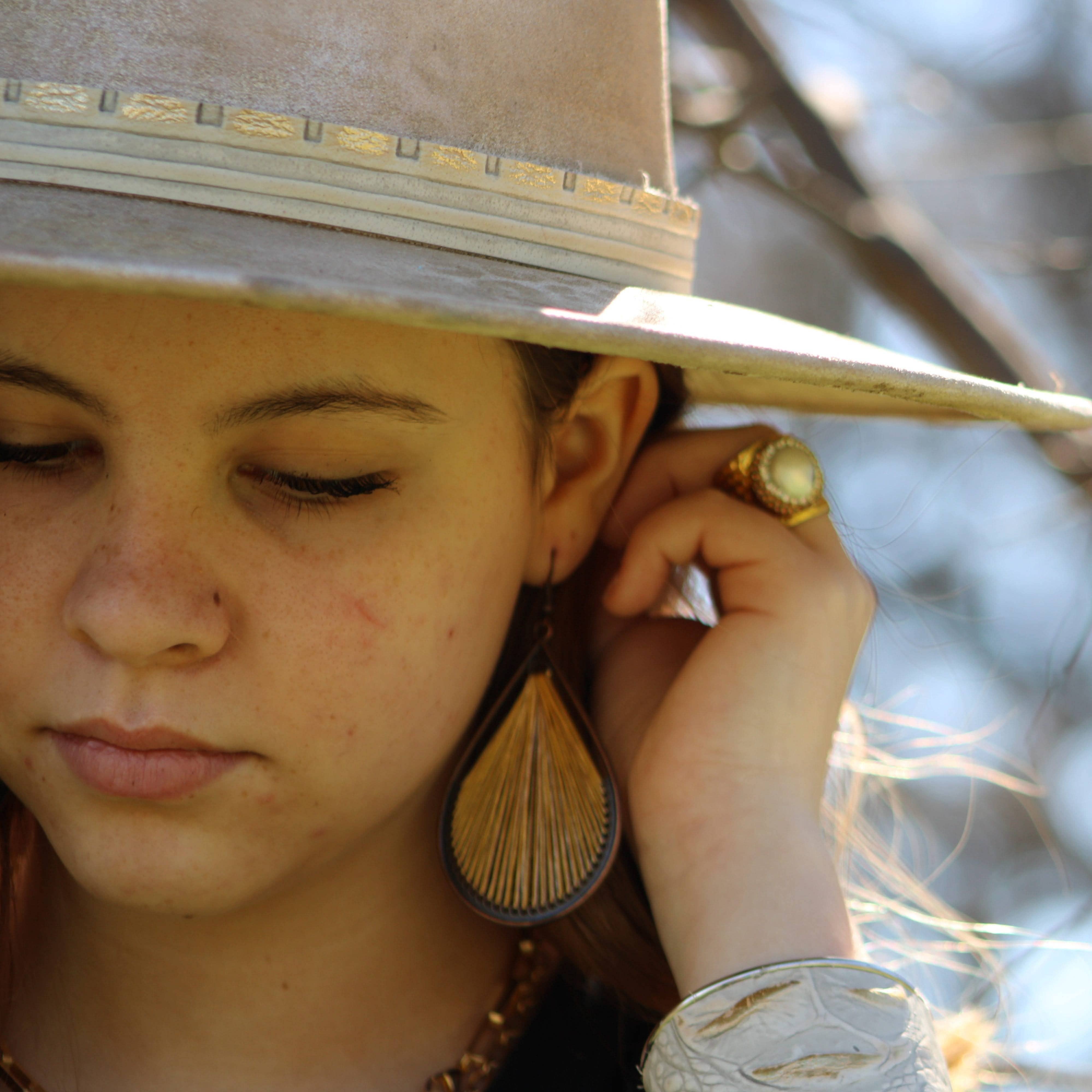 The Jewelry Junkie – wholesale Hängande örhängen – Stora vävda Teardrop örhängen i senap 206a1