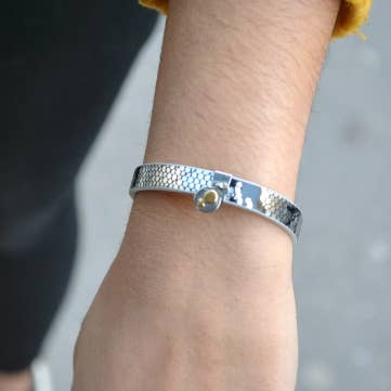 Charmarmband met voering van leer en verwisselbare stalen bedels voor wholesale door Declic