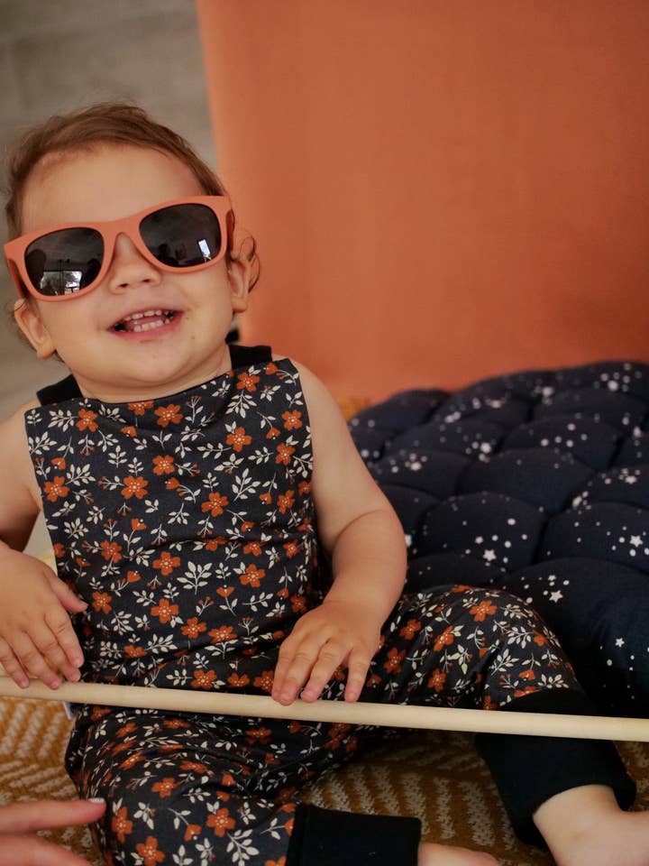 Salopette in evoluzione minimale per la vendita all'ingrosso da parte di Petites Menottes