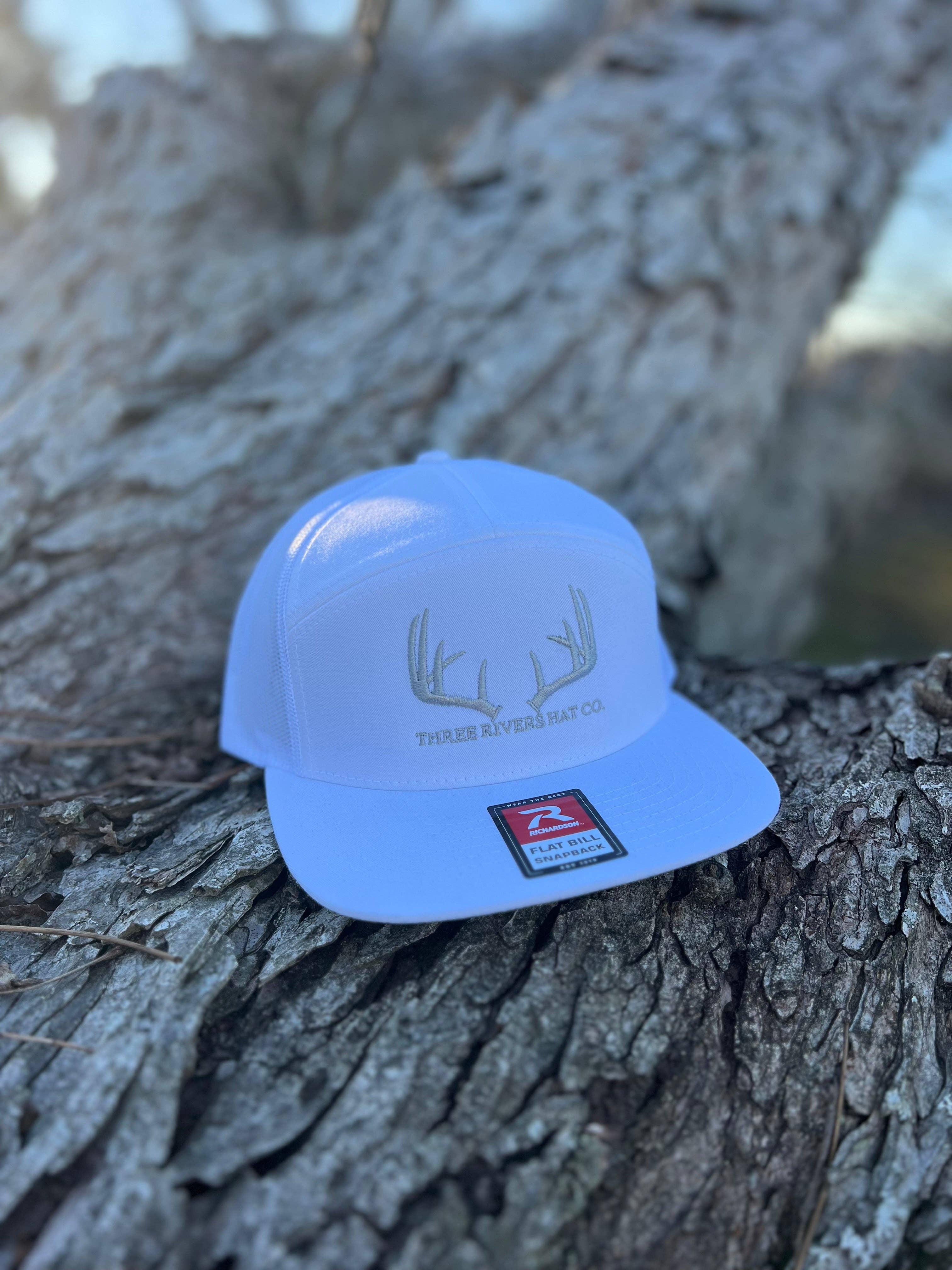 Three Rivers Hat Co. - Vente Casquette de camionneur – unisexe - Casquette Snapback à Visière Plate - Classic Whitetail Rack - Richardson 1687