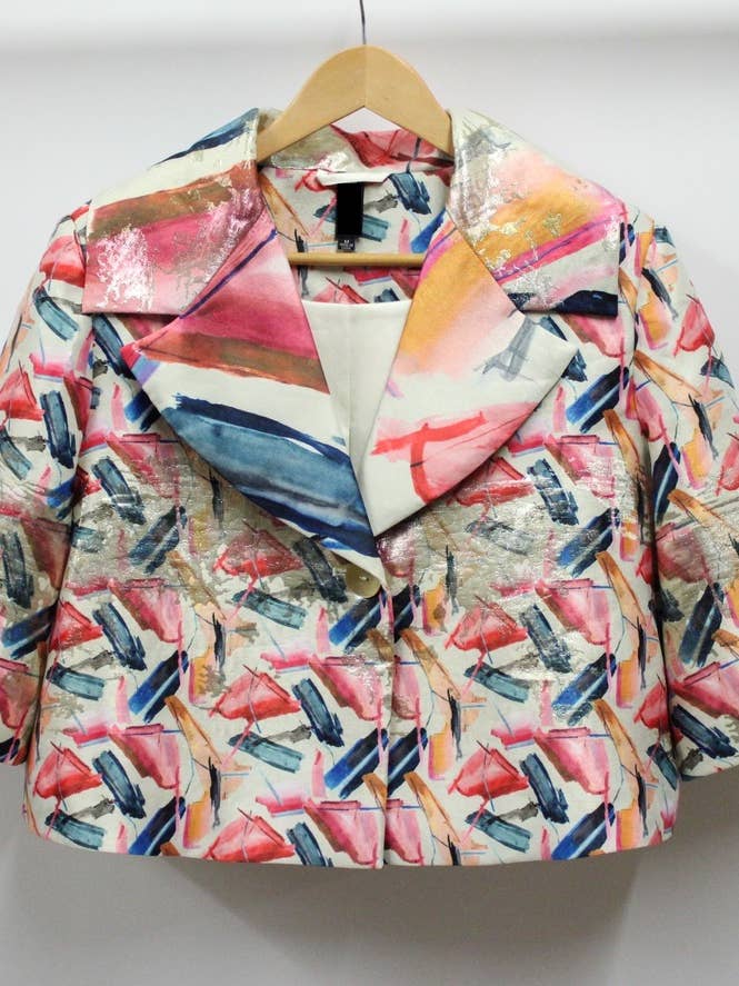 Une veste boléro en jacquard coloré pour la vente par ZYM