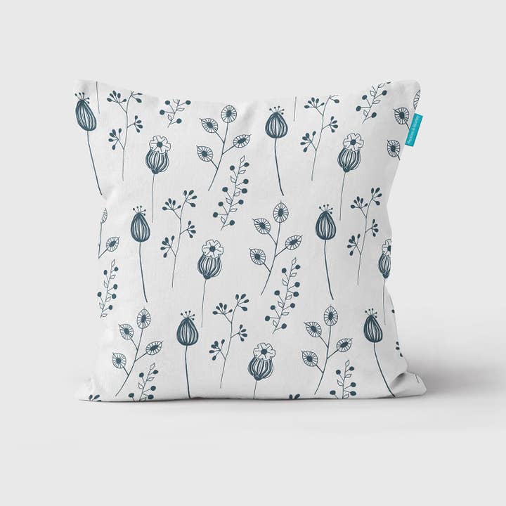 Cuscino Papaveri e Allium | Denim su Bianco per la vendita all'ingrosso da parte di Perkins & Morley