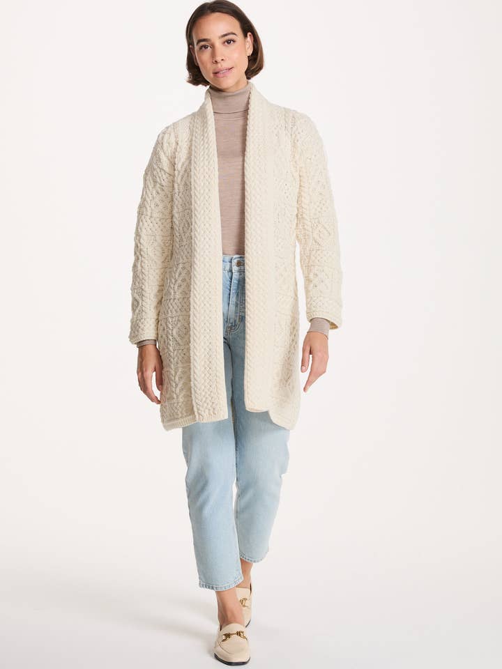 Cardigan lungo con scialle in lana Merino Aran da donna Tara - Crema per la vendita all'ingrosso da parte di Aran Woollen Mills