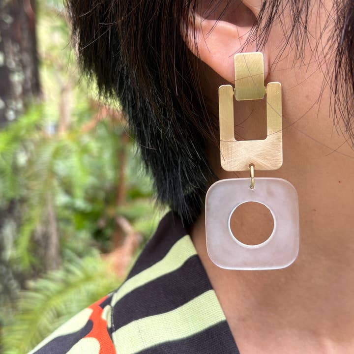 Art Deco messing en mat vintage lucite geometrische oorbellen voor wholesale door SORA DESIGNS