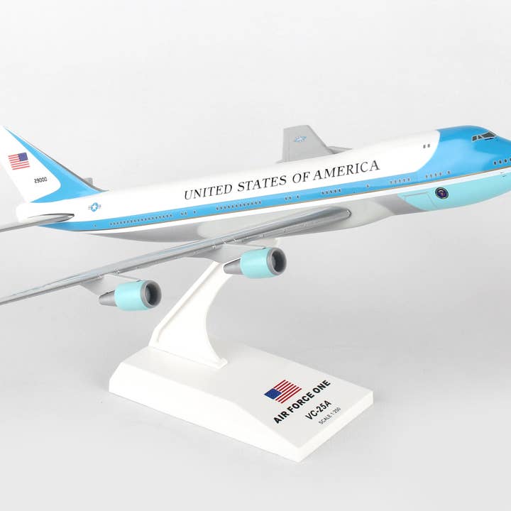 Daron Worldwide Trading – wholesale Decorative figurine – SKR041 SKYMARKS AIR FORCE ONE VC25/747-200 1/250