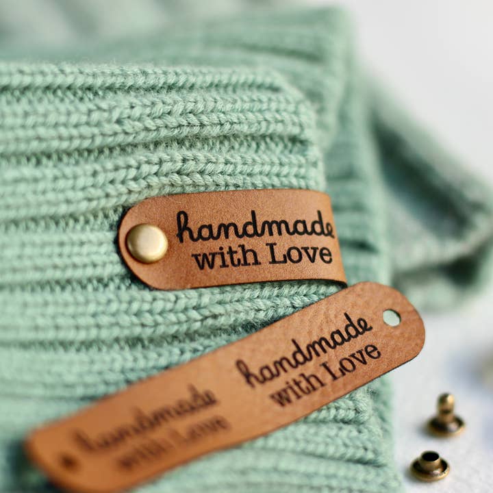 "Handgjorda med kärlek" Fauxläderetiketter för wholesale av Cutpie