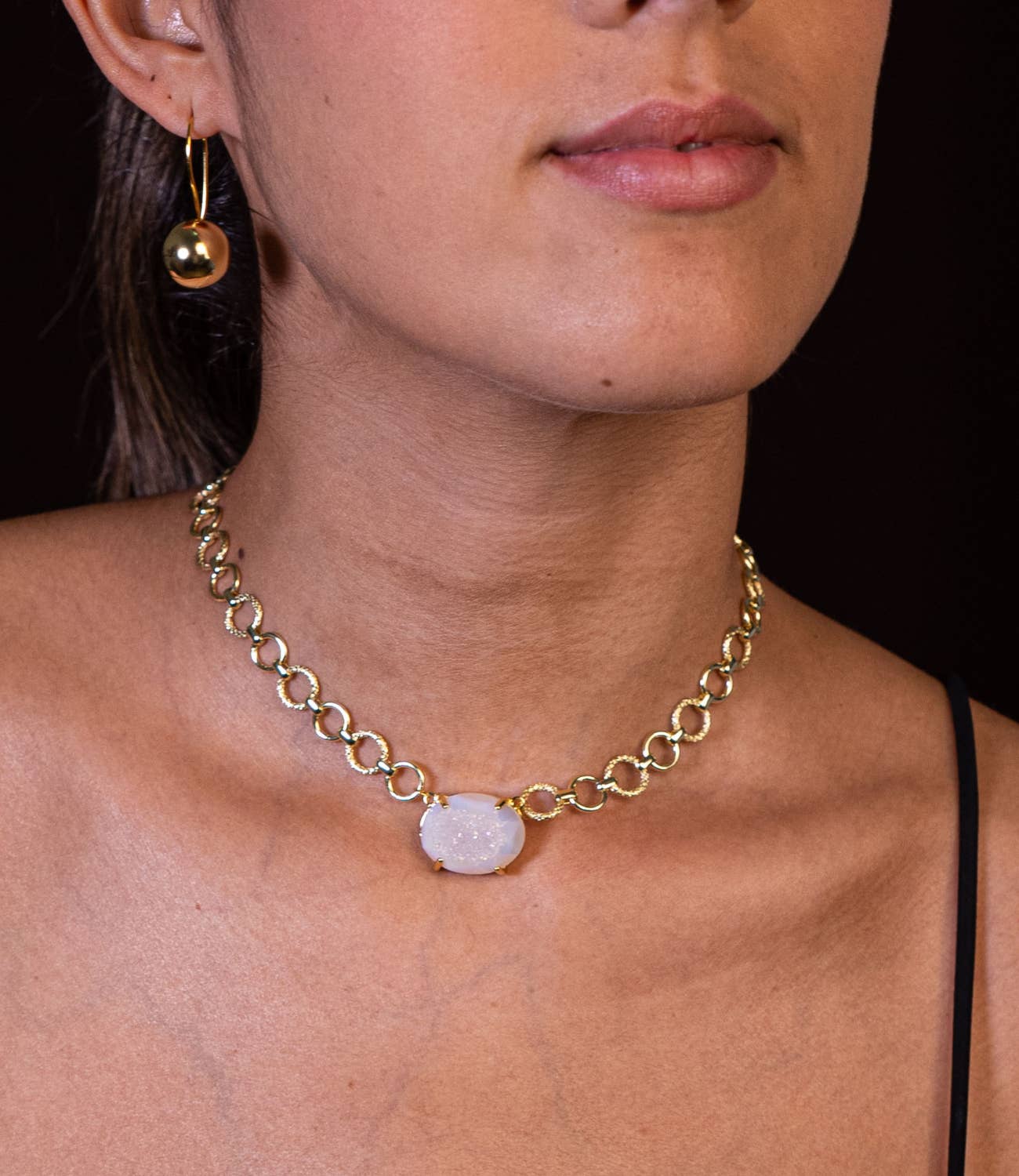PHOEBE´S – Engroshandel Halskæde med vedhæng – Guldhalskæde med hvid druzy – Naturlig elegance