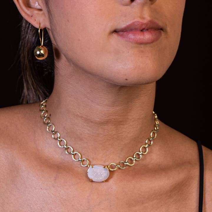 PHOEBE´S – Engroshandel Halskæde med vedhæng – Guldhalskæde med hvid druzy – Naturlig elegance0