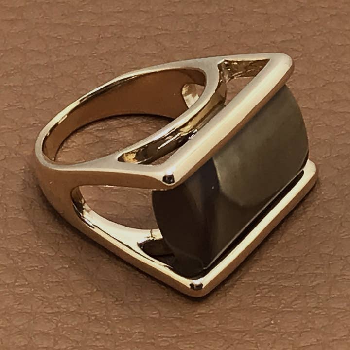 Rektangulær stenring med polykrom jaspis for engroshandel hos Carla Dieterich