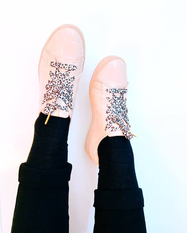 The Shoelace Brand – wholesale Skosnören - Unisex – Classic Leopard – Tidlösa skosnören med leopardmönster och guldtips9