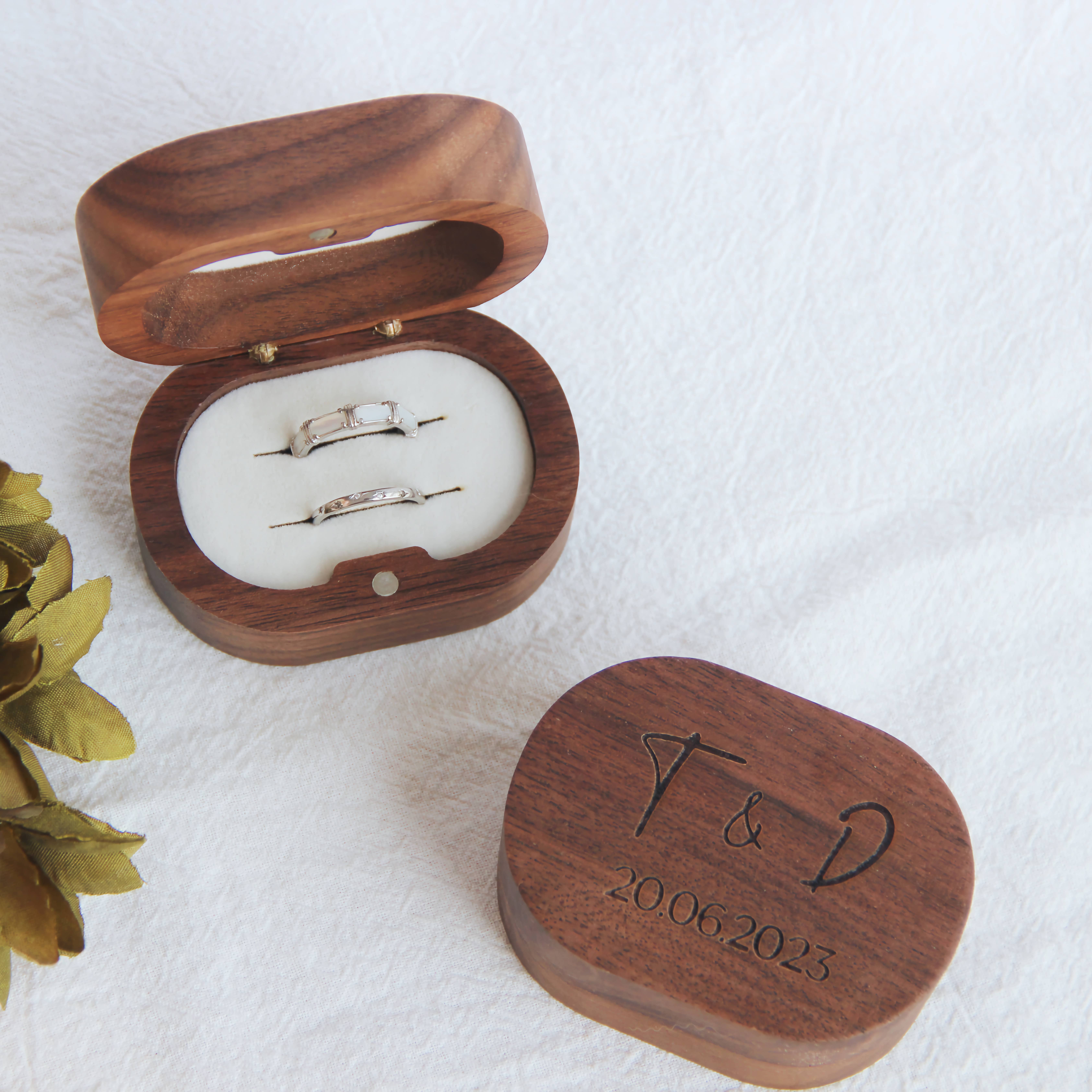 Logo Pouch – wholesale Smyckeskrin och organisatörer – Oval ringask i valnöt med minimalistisk design och plats för två ringar9