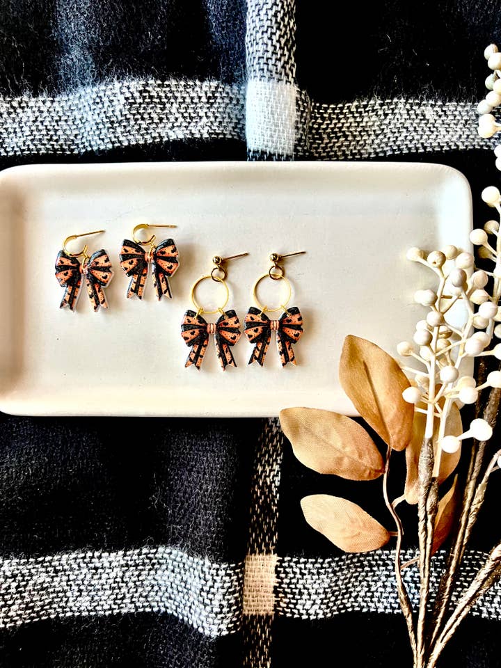 Orecchini a fiocco di Halloween, orecchini di Halloween, orecchini a fiocco con pipistrello per la vendita all'ingrosso da parte di SeizeTheClayJewelry