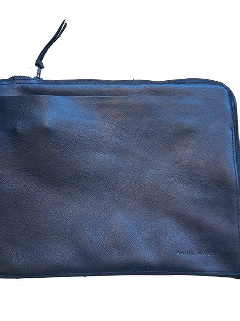 Étui noir pour ordinateur portable pour la vente par Basil Racuk