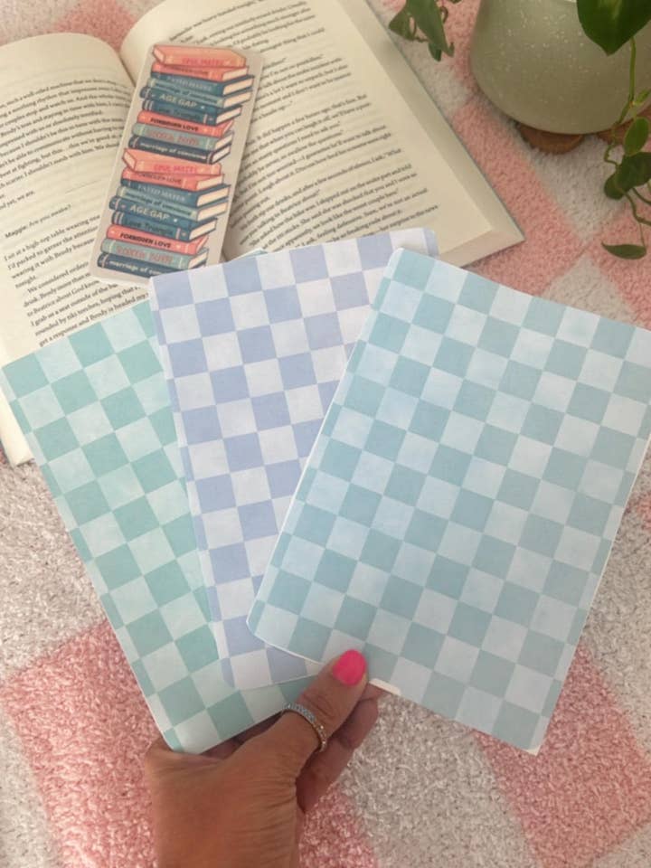 Karierter Kindle-Einsatz mit Klarsichthülle und buchigen Geschenken für den Großhandel von NVDSIGNZ