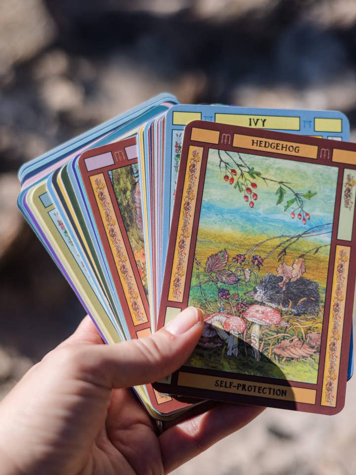 Whispers From The Woods orakeldæk og ledsagende guidebog for engroshandel hos Carys Martin Ceramics