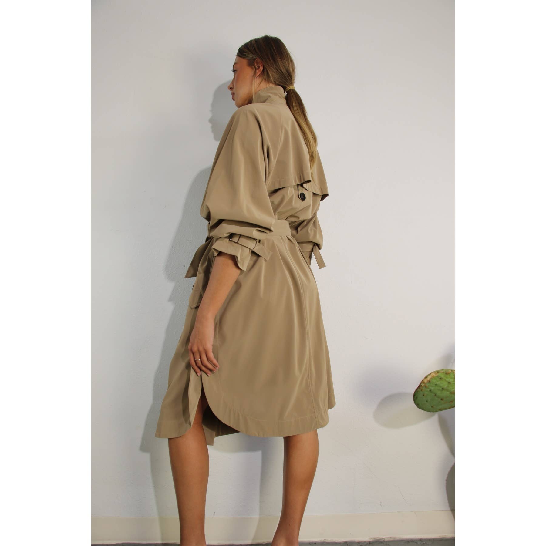 KHAKI TRENCHCOAT I KONSTLÄDER DUK för wholesale på Faire10