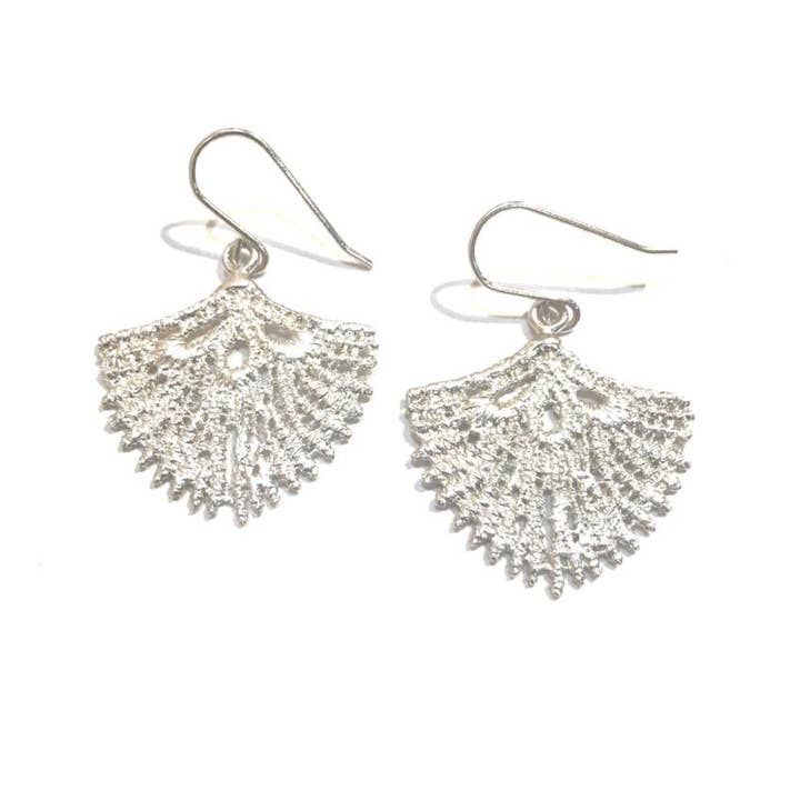 Boucles d'oreilles en dentelle bouclier pour la vente par SarahAnaDesigns
