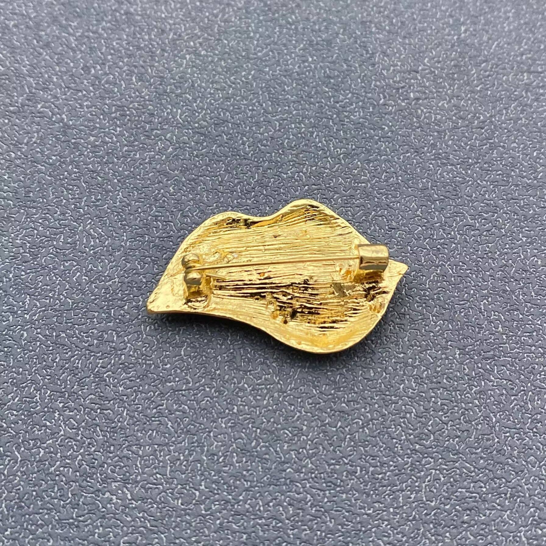 Mio Queena – Engroshandel Broche – Rød Læbe Mund Broche1