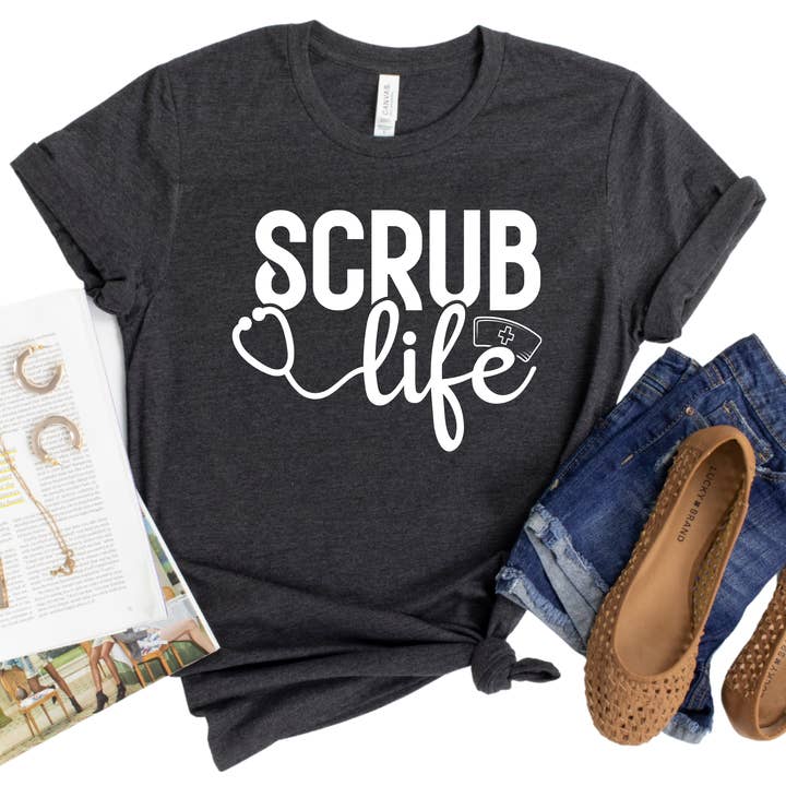 Camiseta Scrub Life - Camiseta Divertida para Enfermeras y Profesionales Médicos - Regalo para Trabajadores de la Salud - Camiseta Gráfica de Enfermería - Diseño Lindo de Estetoscopio para venta al por mayor de Epic Life - Designed