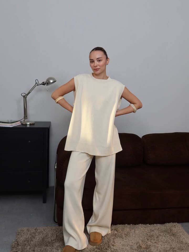 Ensemble pull sans manches en maille oversize et pantalon large pour la vente par Design company-Fatma Balkir
