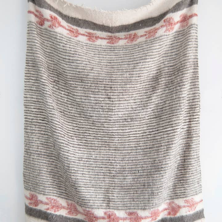 The Global Trunk - Wholesale Throw blanket - Traditional Momo Blanket - Grey / Cayenne2