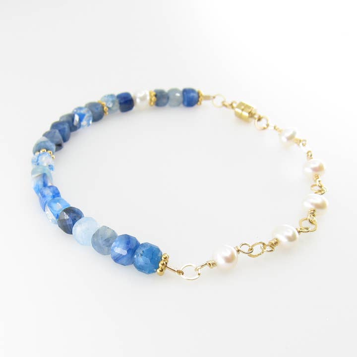 Bracelet en cyanite et perles d'eau douce pour la vente par J. Mills Studio
