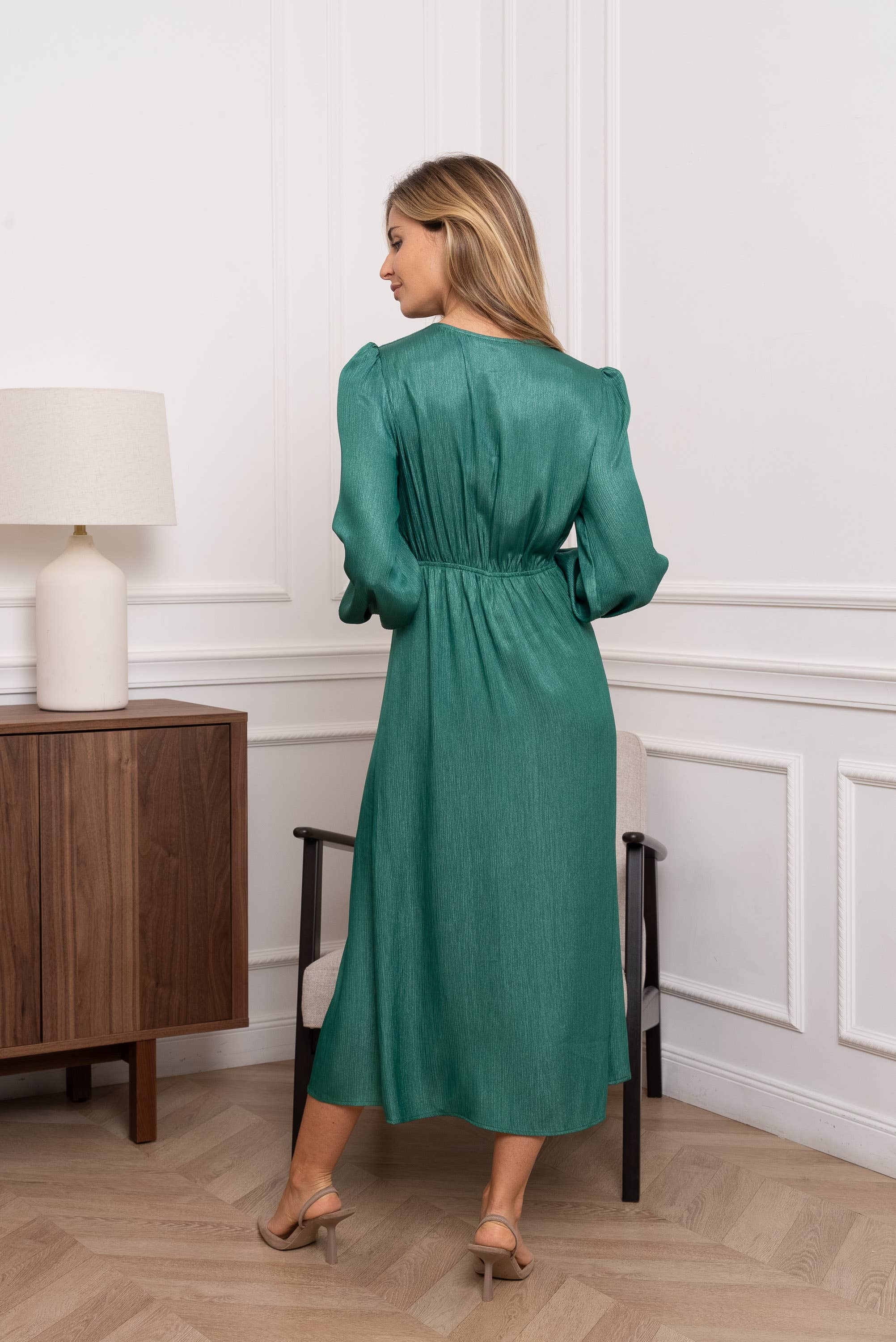 LOVIE & CO – Großhandel Kleid – Damen – Langes schimmerndes CAMOMILLE-Abendkleid mit langen Ärmeln8