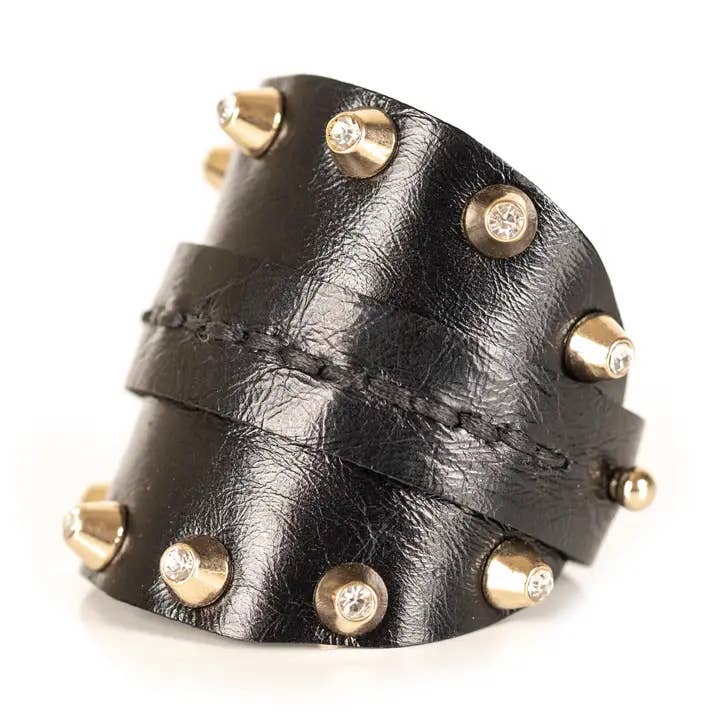 Bracelet manchette en cuir noir avec clous en cristal doré pour la vente par The Dark