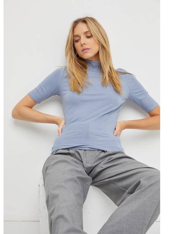 HAUT EN TRICOT À MANCHES COURTES ET COL ROULÉ pour la vente par MintChoco