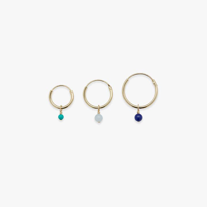 Boucle d'oreille à breloques en forme de galets lisses, remplie d'or pour la vente par Koi Atelier