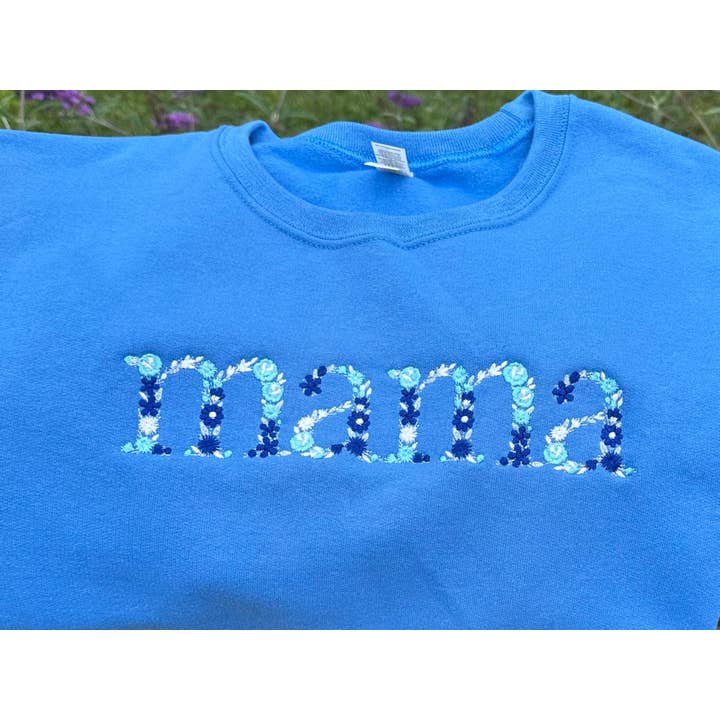 Mama Floral Font Blue Mix Broderad JERZEES Rundhalsad Tröja för wholesale av Your Embroidery Girl