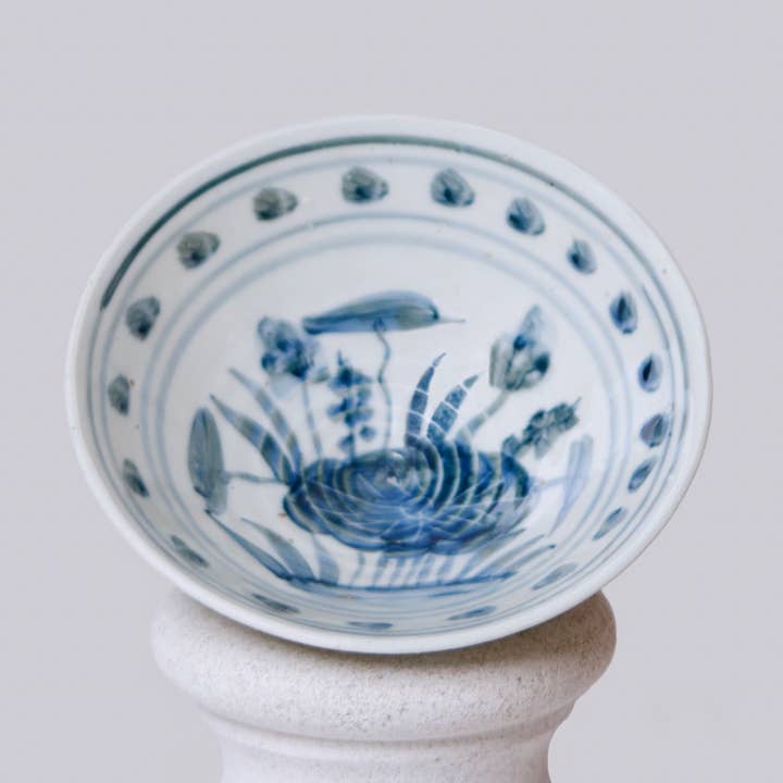 Pequeño cuenco cónico de porcelana azul y blanca con loto para venta al por mayor de Cobalt Guild