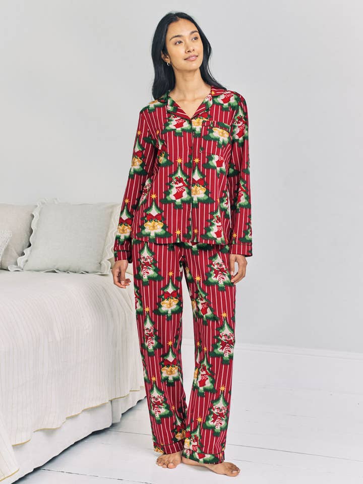 Pyjamassæt i økologisk bomuld med juletræstriber for engroshandel hos Chelsea Peers