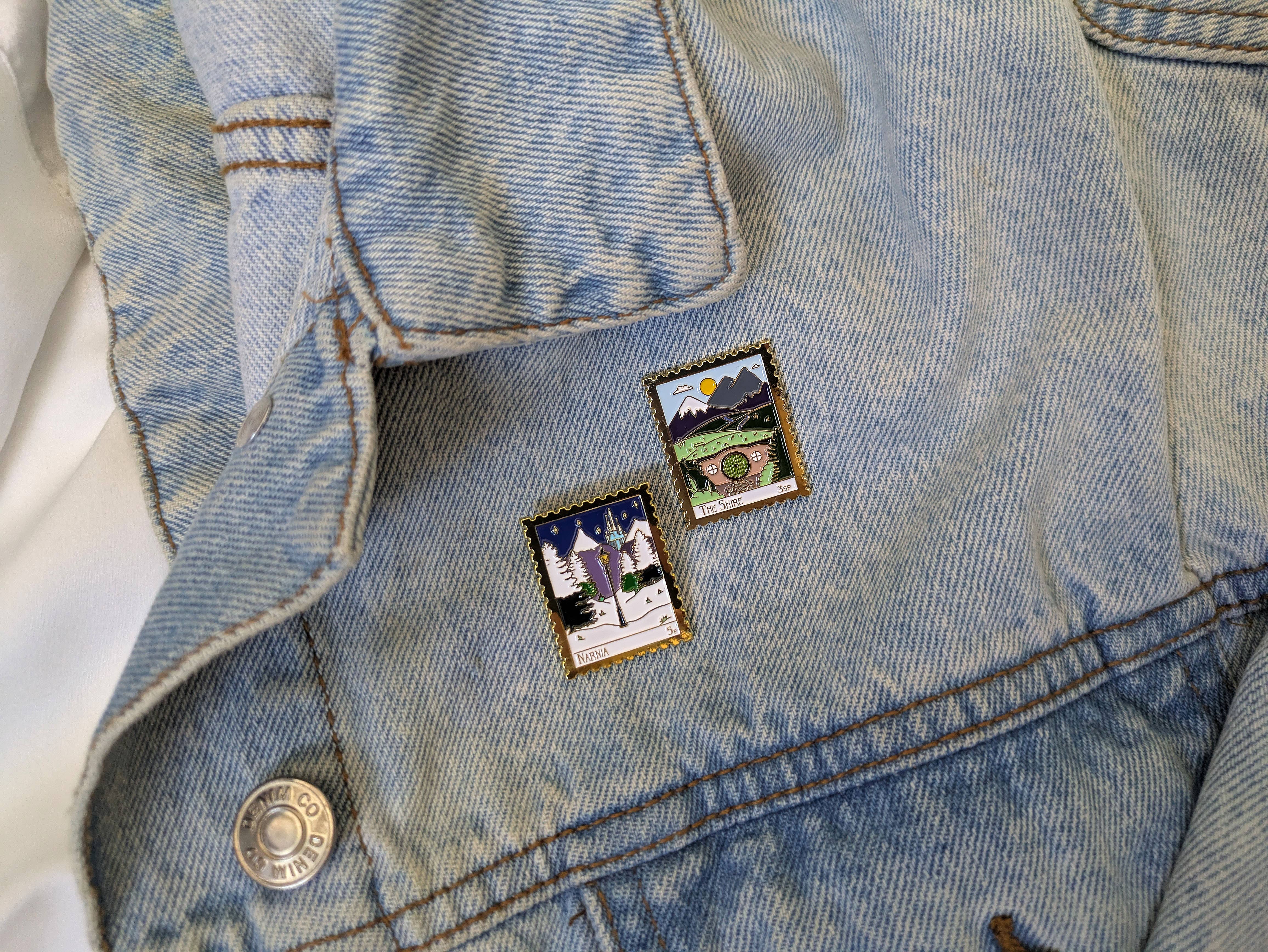 Beyond the Shelf - Wholesale Lapel Pin/Button - The Lion, the Witch and the Wardrobe Gold Enamel Pin Badge6