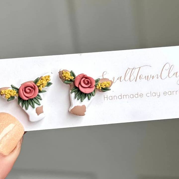 SmallTownClayCo - Venta al por mayor Pendientes de botón/aretes de poste - Pendientes de vaca Cottage Core