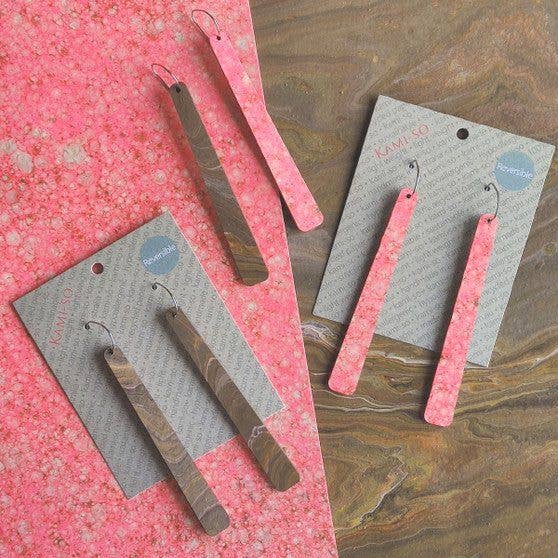 Boucles d'oreilles réversibles en papier recyclé Paddle - Marron foncé/Pink Speckle pour la vente par Kami-so
