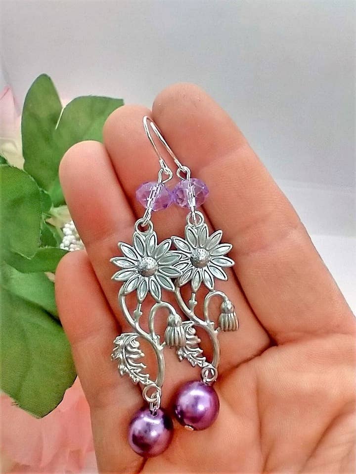 Lila pärlblombladsgren Kristallsilverdinglande örhängen, Blommodesmycken för damer, Present till henne, Blomsmycken, Pärldanglar för wholesale av Bad Apple Designs