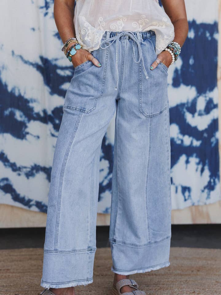 Pantalon en denim à jambes larges avec cordon de serrage, détail de couture et ourlet brut pour la vente par FULL TIME PURCHASE