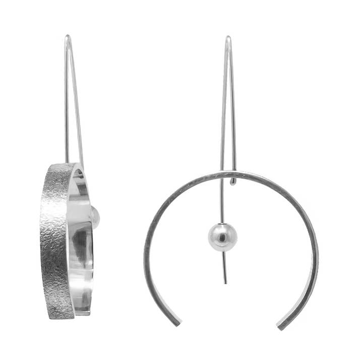 Petites boucles d'oreilles Torc, bijoux minimalistes contemporains de tous les jours pour la vente par AW | MW