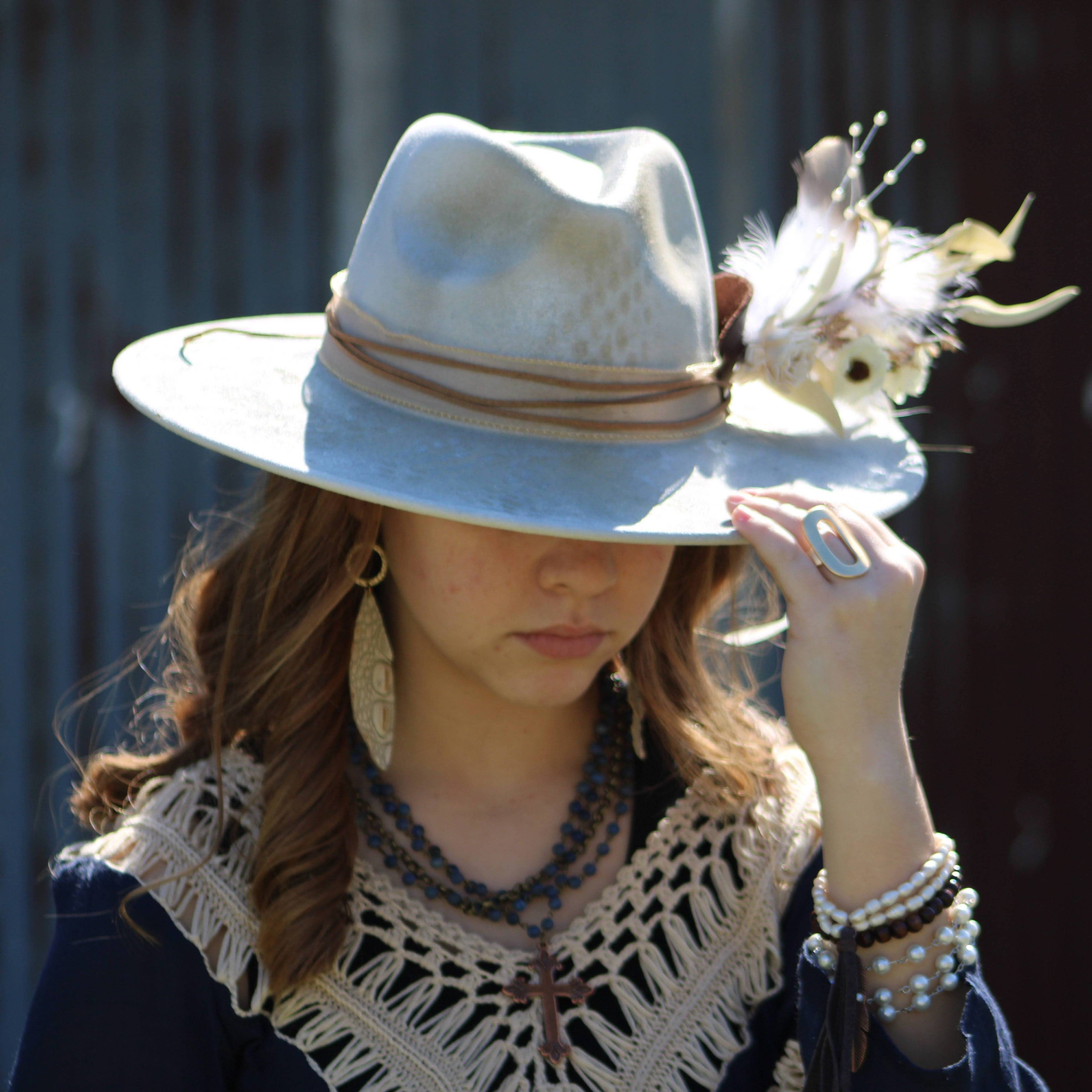 The Jewelry Junkie – Großhandel Kette mit Anhänger/Charm – Blaue Lapishalskette in Halsbänderlänge mit Kupferkreuz 255v1