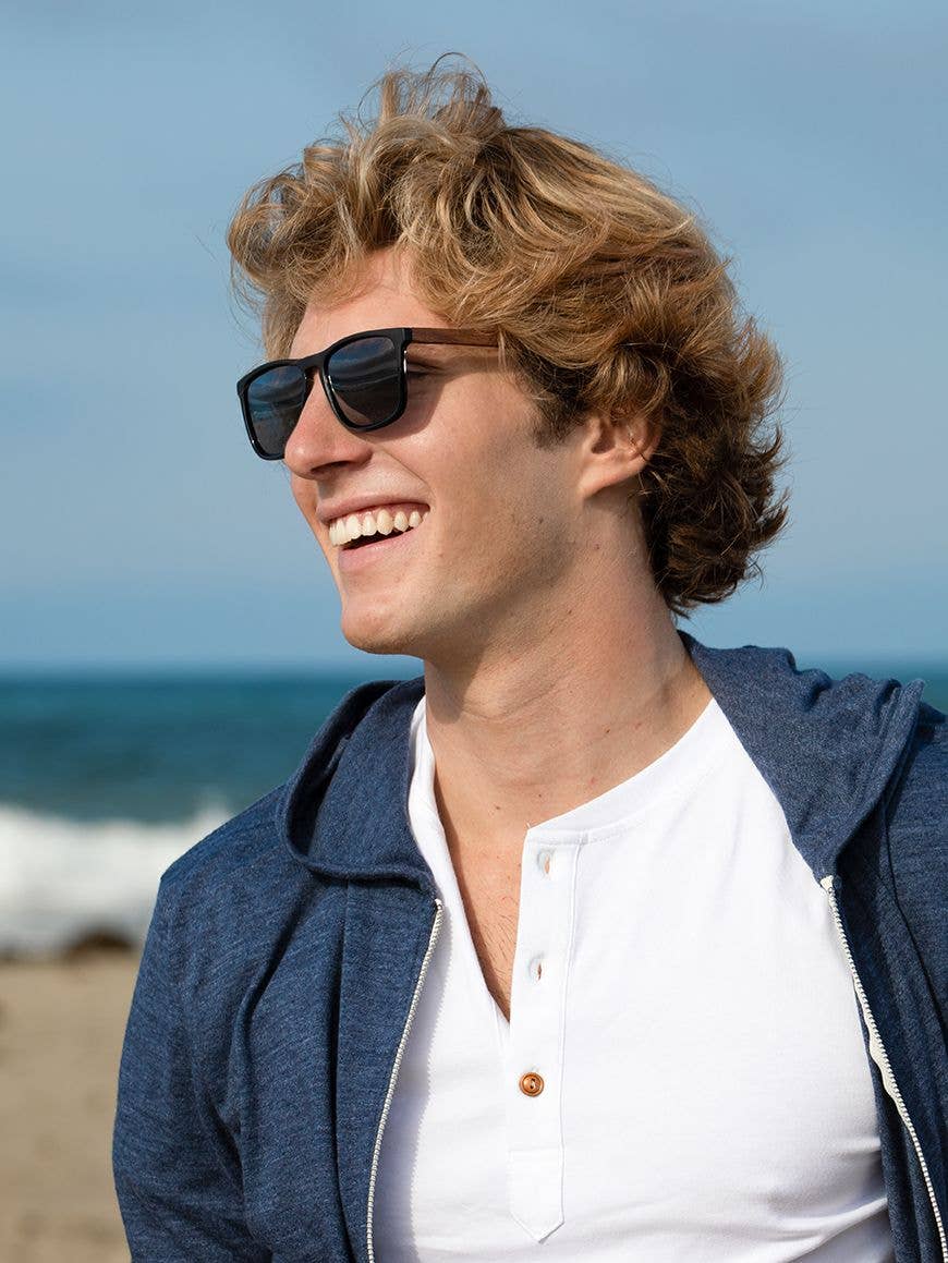 Blue Planet Eco-Eyewear - Vente Lunettes de soleil – unisexe - Cail - Onyx mat à Onyx/Bois de Noyer/Fumée Polarisée2