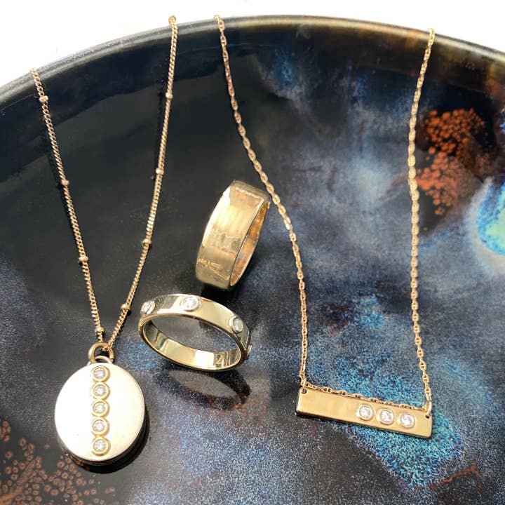 Elliot Young Fine Jewelry – Engroshandel Båndring – "Flydende Metal" 14K Guld smal Hamret Bånd med Syv Diamanter