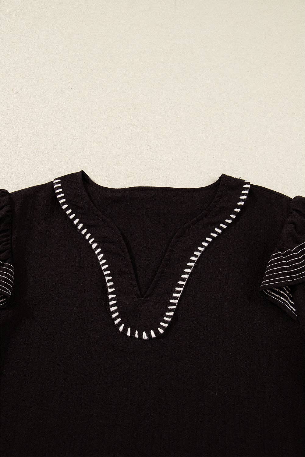 Negro Blusa de manga larga con volante y pespuntes en contraste y cuello en V de venta al por mayor en Faire2