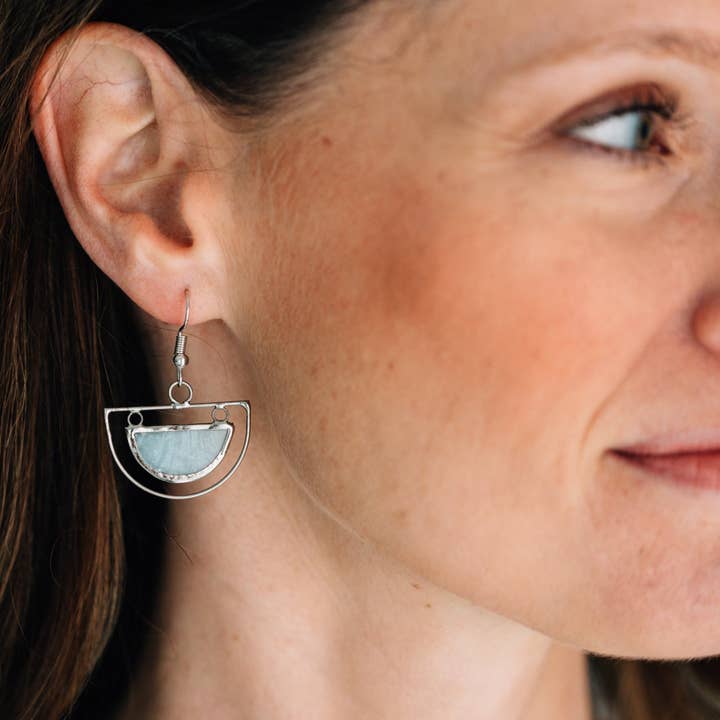 Boucles d'oreilles Half Moon Capiz pour la vente par Ten Thousand Villages
