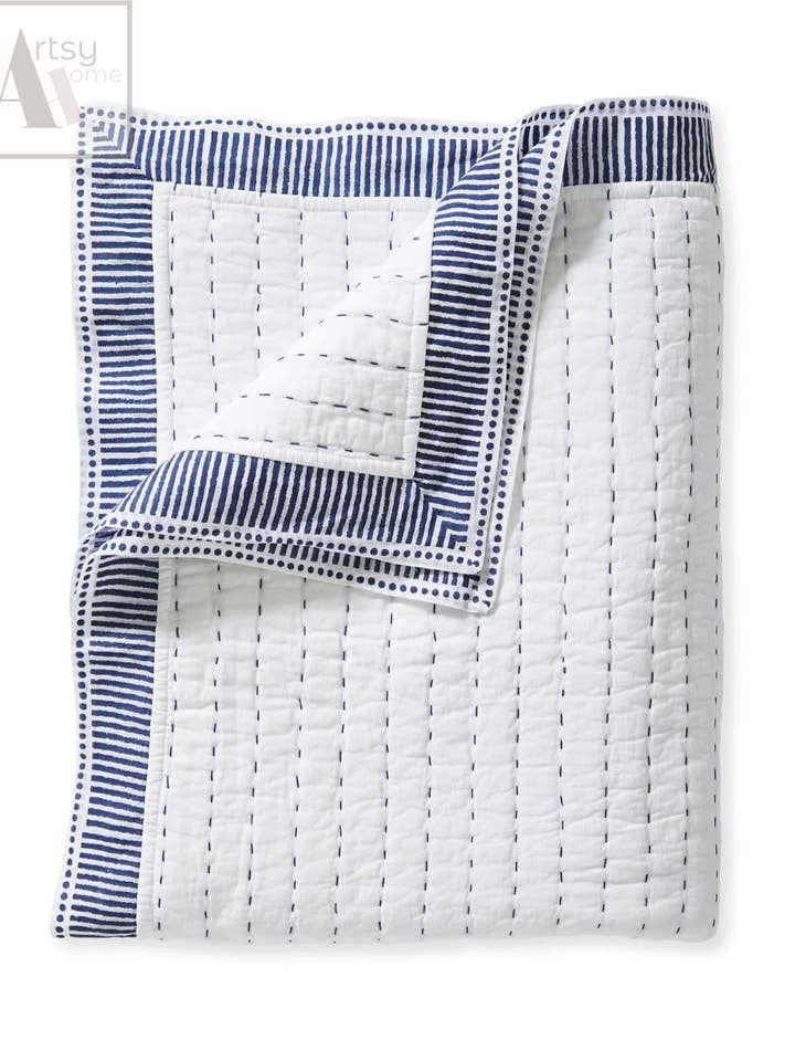 Handgemaakte Solide Witte Indiase Kantha Quilt met Blauwe Rand voor wholesale door Artsy Home