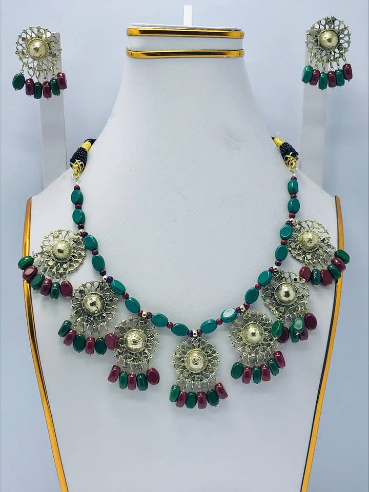 Gargantilla con motivos de piedras con cuentas y pendientes para venta al por mayor de vintarust