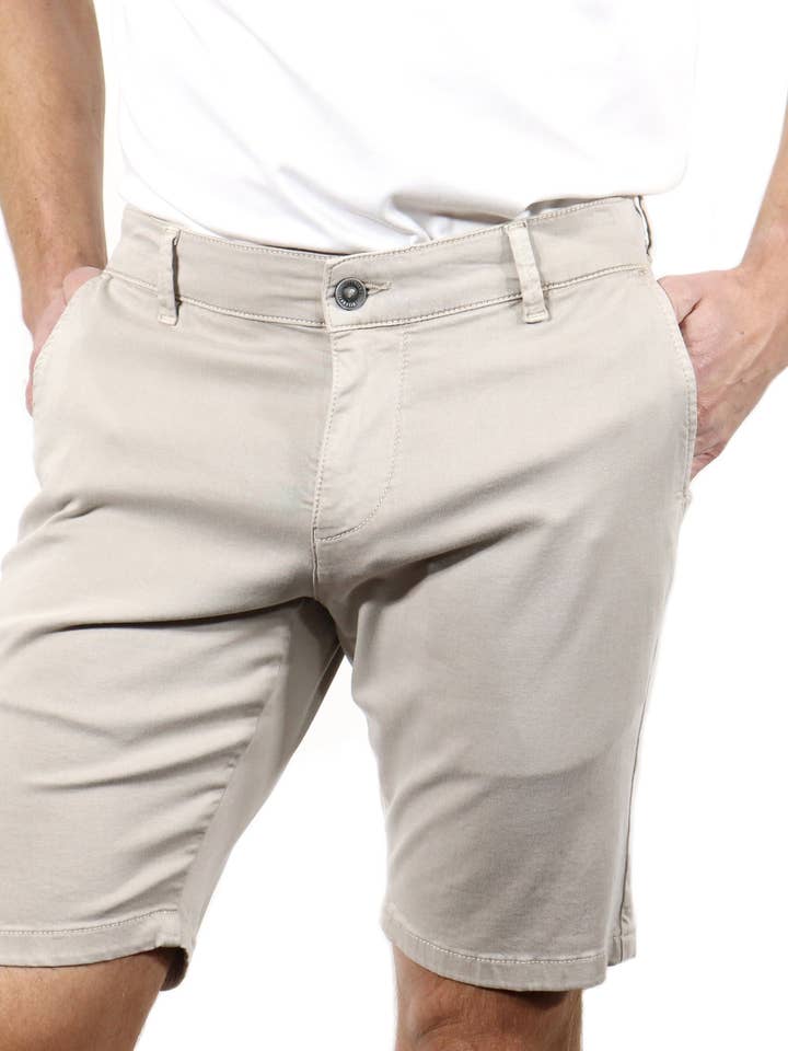 Pantalones cortos beige de talle medio para venta al por mayor de Luchiano Visconti